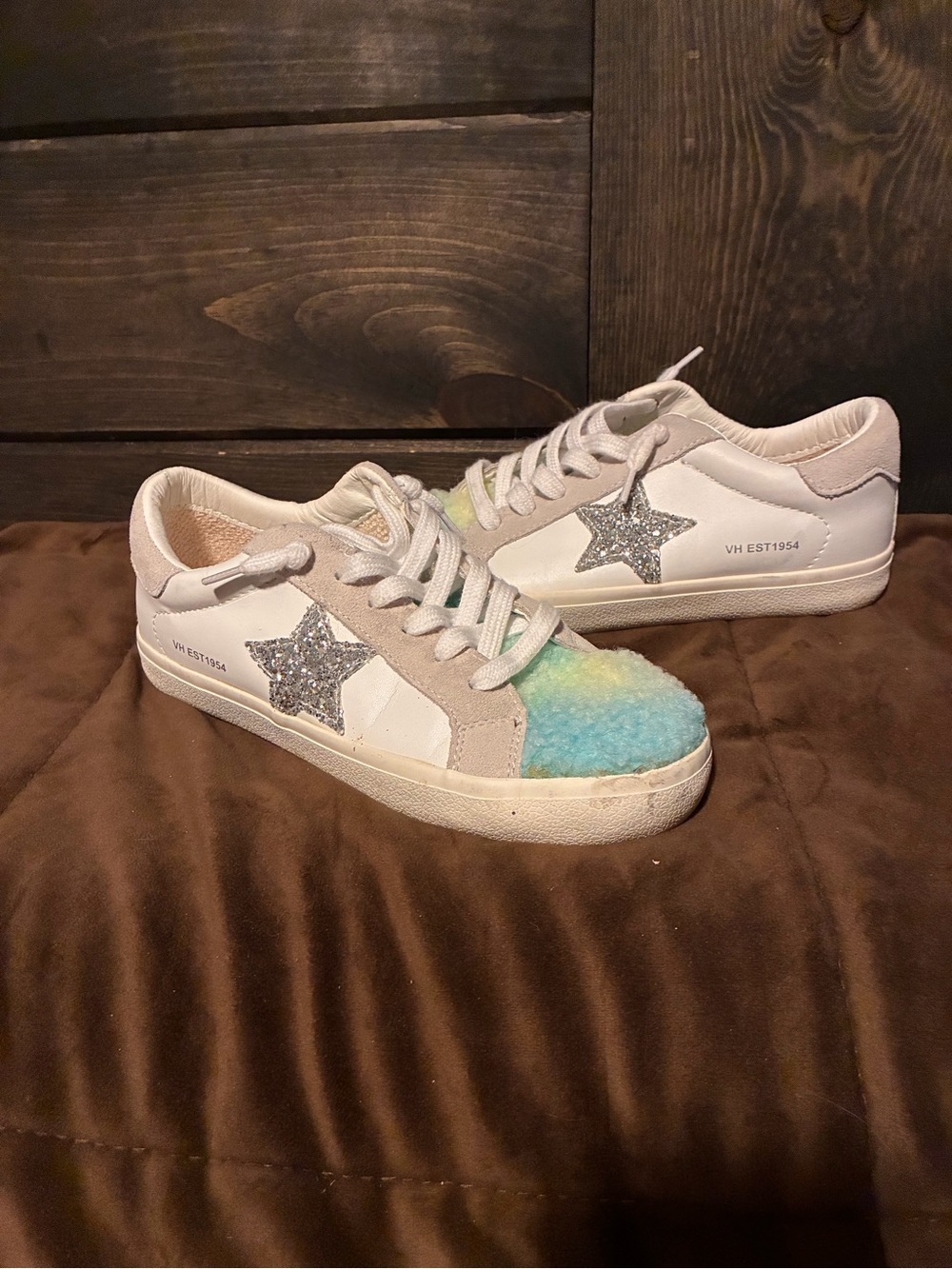 Vintage Havana White Sneakers with Multicolor Fuzzy Toe & Silver Star, size 7